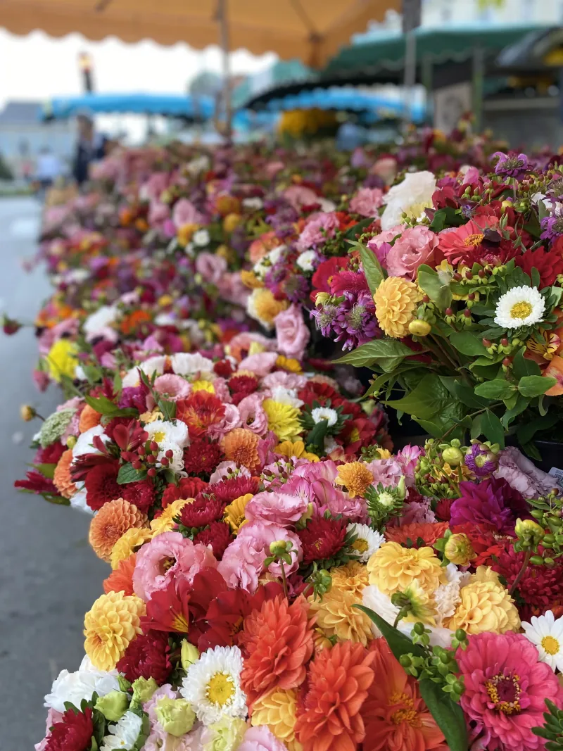 Composition florale sur une voiture au marché