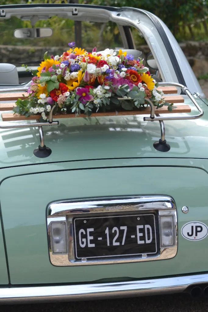 Composition florale de mariage sur voiture ancienne