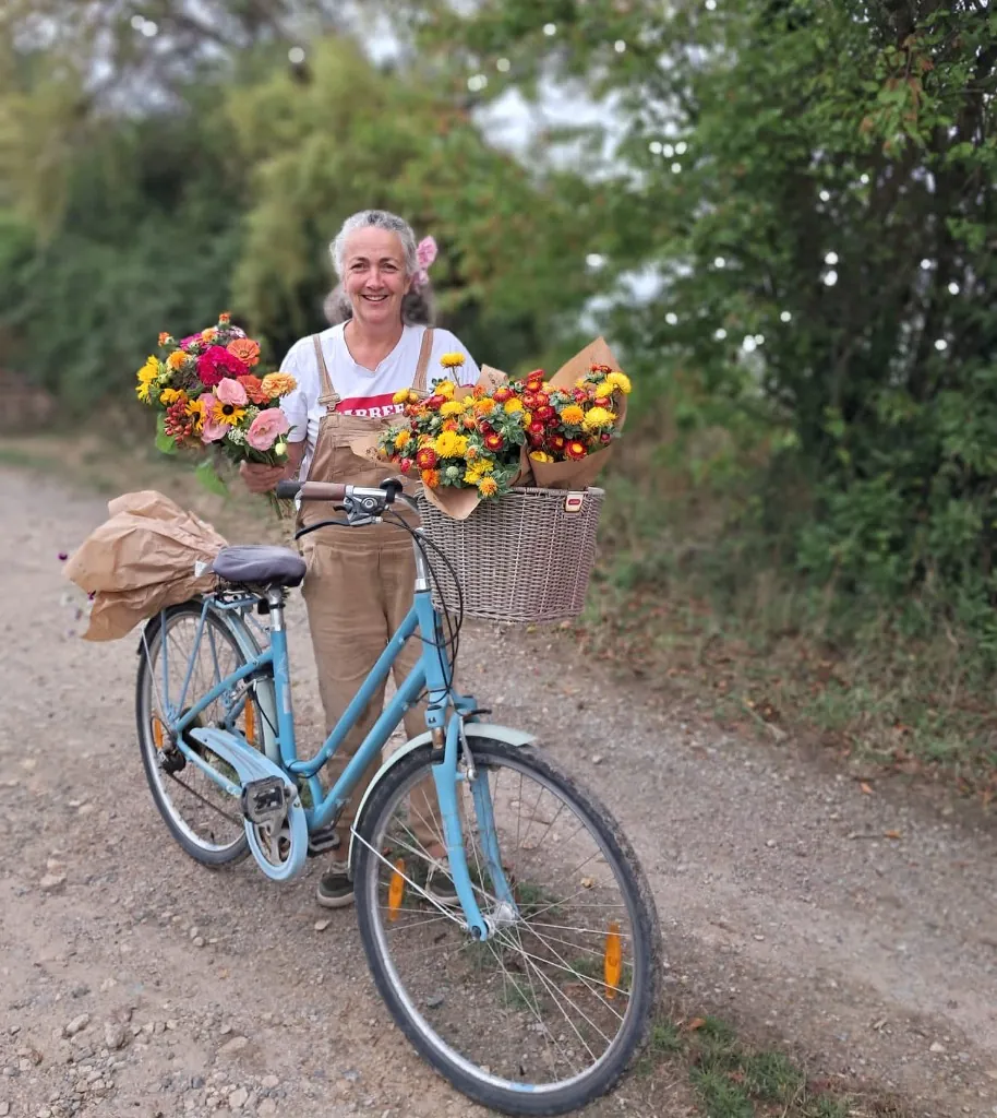 Nathalie avec son vélo et ses bouquets